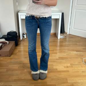 SÅÅ snygga jeans i världens snyggaste färg. Säljer eftersom dom tyvärr är för små för mig. Märket är Gap och modellen är ultra low rise💕Jag är 177cm. Midjemått: 74cm Innerben: 76cm