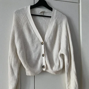 Kofta  - Stickad kofta från monki i storlek S. 