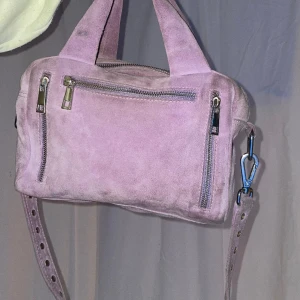 Nunoo väska - Väska i mocka från nunoo! Använd så har några fläckar men går säkert att få bort med mockaborste. Finns ett längre avtagbart axelband (syns på 3e bilden)