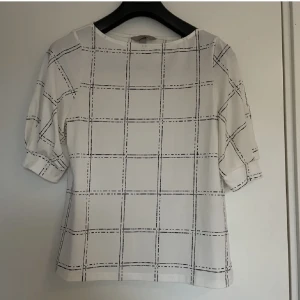 Topp - Topp från hm i bra skick. Säljer då den tyvärr inte kommer till användning. Köparen står för frakten.