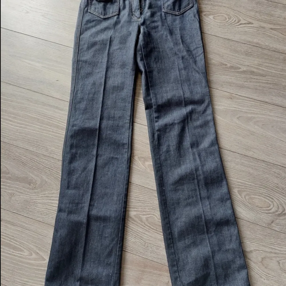 Jättefina Dolce jeans i toppskick, väldigt långa i benen vilket är ett plus! Står ingen storlek men skulle gissa på en 38:). Jeans & Byxor.