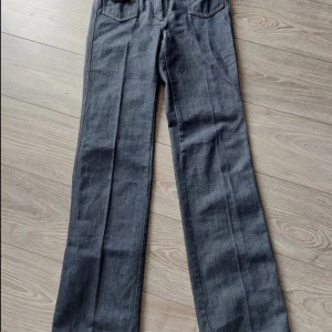 Dolce & Gabbana jeans - Jättefina Dolce jeans i toppskick, väldigt långa i benen vilket är ett plus! Står ingen storlek men skulle gissa på en 38:)