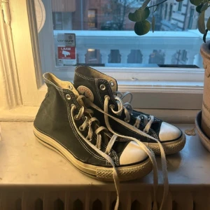 Converse  - Svarta Converse  Lite slitna därav lågt pris 