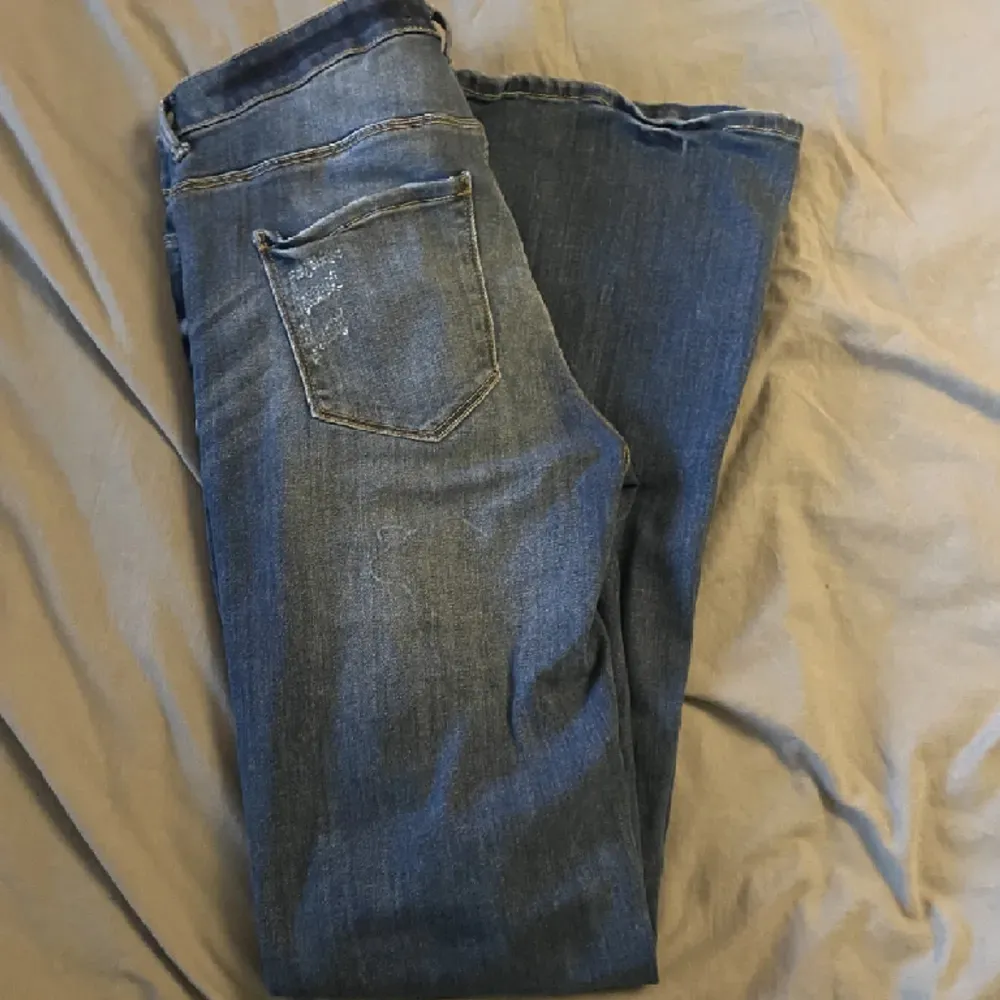 Blå jeans från lindex i fint skick. Vet inte exakta storleken då jag inte hittar någon lapp men jag skulle gissa på 38. Pris kan diskuteras. Jeans & Byxor.