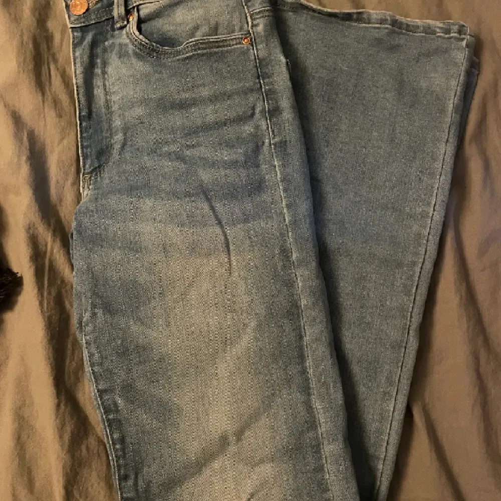 Jeans från Only som är använda nån enstaka gång i storlek S.. Jeans & Byxor.
