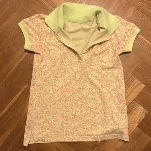 pikétröja - så söt piké i grönt och rosa. pyttelitet hål som syns på andra bilden