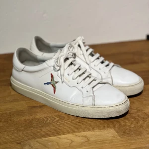 Arigato - Mycket fina och välvårdade Axel Arigato Clean 180+ embroidery bird.  Storlek EU 45. Original med låda och dustbag. Se bilder. 