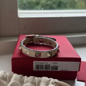 valentino armband A:1 kopia  - Säljer ett väldigt fint valentino armband A:1 kopia 