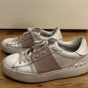 Valentino skor - Säljer mina välanvända valentino skor inte så bra skick därav att jag säljer dom billigt!💕