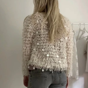 Söt kofta/jacka😍 - Jätte söt krämvit kofta/jacka från bikbok med stora paljetter😍 Sista bilden är lånad
