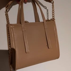 Väska - Beige väska från zara. Ingen tecken på användning. Köp nu!!!