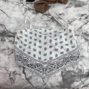 tröja  - jättegullig tröja man kan ha till sommaren säljer pågrund av för liten 