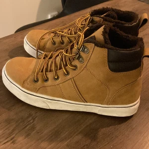 Fodrade vinterkängor - Fina fodrade vinterkängor som är välbevarade och har mer att ge. Storlek 39 Everest. 