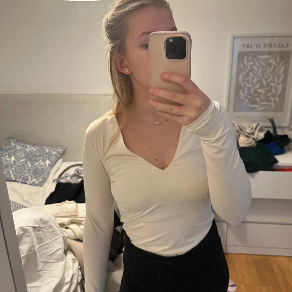 Säljer denna beiga tröja från H&M! Sparsamt använd och ingen defekter. . Puserot.