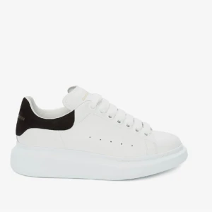 Alexander mcqueen sneakers -  bra skick. Kvitto finns kvar. Ny pris ligger runt 5600kr❤️ Storlek 35,5 har egentligen 36-36,5 Skriv för egna bilder