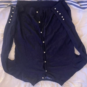 Zara tröja - Superfin kofta/tröja  från zara. Använd väl men inga defekter🥰