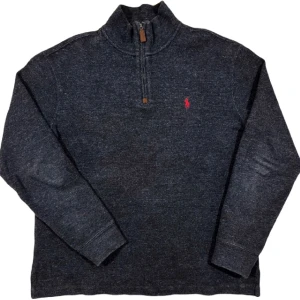 Ralph Lauren Half-Zip Tröja - Svart/Mörkgrå halfzip tröja från Ralph Lauren. Bra skick! Storlek M. Ställ gärna frågor!😊