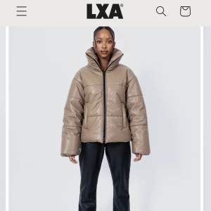Säljer min helt nya jacka ifrån LXA, men lappar och allt kvar. Den var för stor för mig därav att ja säljer den🤍 Storlek S