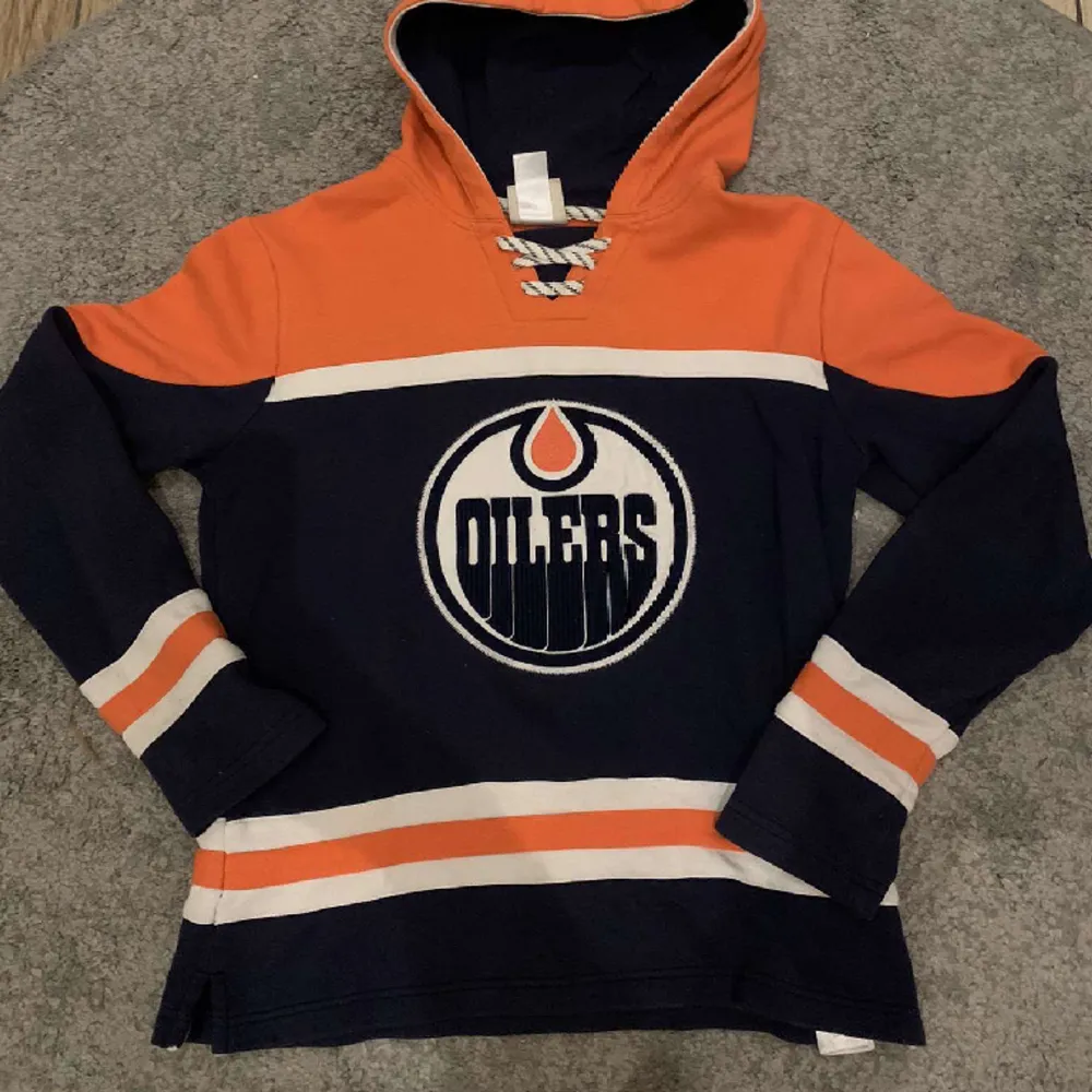 Säljer en Edmonton Oilers Hoodie som är i använt skick. Storleken är Youth vilket i denna tröja motsvarar ungefär 165. Nypris är 800 kr, mitt pris är 100. Vid minsta fråga eller fundering hör gärna av dig✅. Mvh Jesper👍. Hoodies.