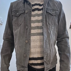 AllSaints Watzman Denim jacka, grå. - Grå jeansjacka, storlek L. Väldigt lite använd. På bilden ser man hur den passar (1.80cm). 