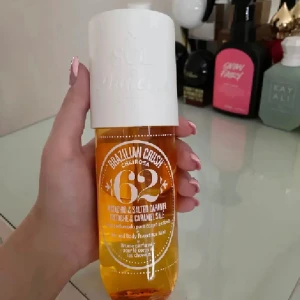 Parfym  - Säljer denna parfym från brazillan crush cheirosa i doften 62. Förpackning innehåller 240 ml och halva är ungefär andvänd så som den lilla storleken kvar. 