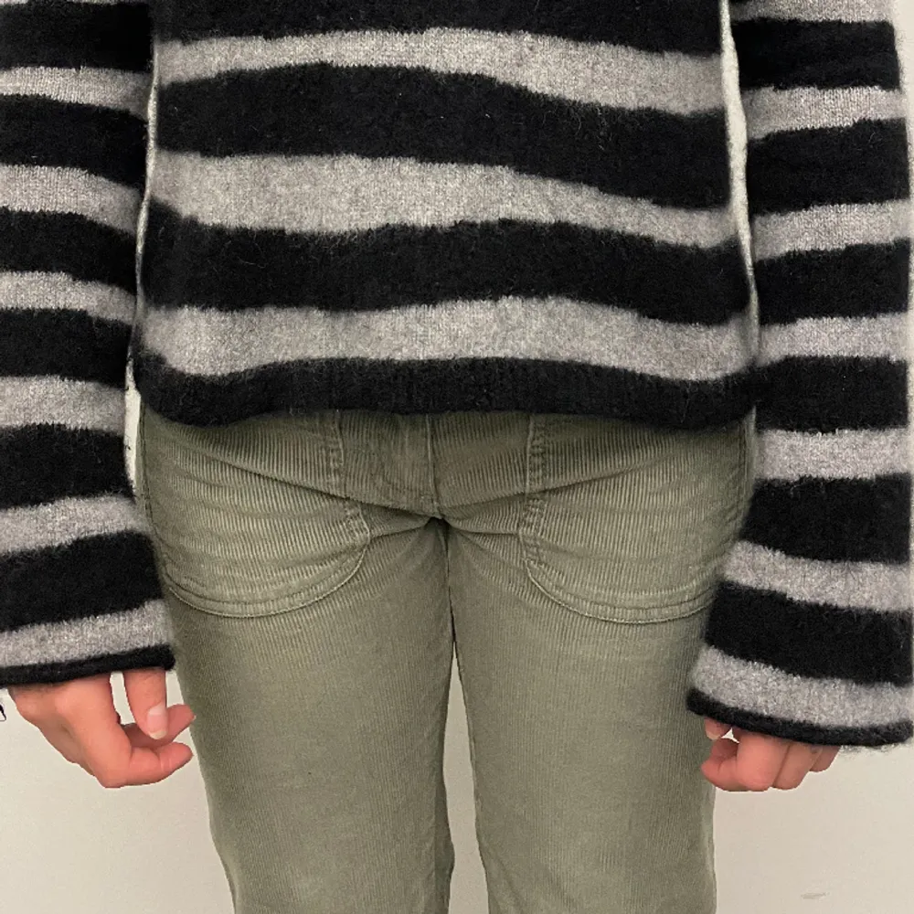 Byxor i grön manchester med fickdetaljer framtill. De är utsvängda nertill och har ingen lapp men uppskattar strl 34. Modellen är 161cm och bär vanligtvis 36 i jeans. Jeans & Byxor.