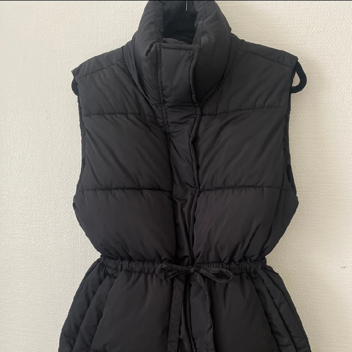 Svart väst i nyskick