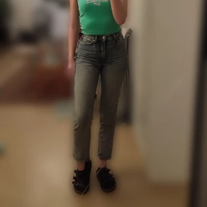 Jeans, Monki (Taiki) - Säljer tyvärr ett av mina favoritjeans då jag växt ur dem. De är alltså egentligen lite mer loose än  bilden. Rejält "riktigt" jeansmaterial. Använda, men i bra skick.  För referens är jag 163 cm lång och har relativt långa ben.