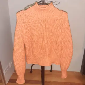 stickad tröja i orange, ser lite ljusare ut på bildenän va den är i verkligheten