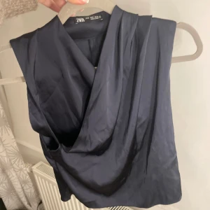 Mörkblå blus - En mörkblå enkel men jättefin topp i storlek S💞 hör av er för fler bilder!