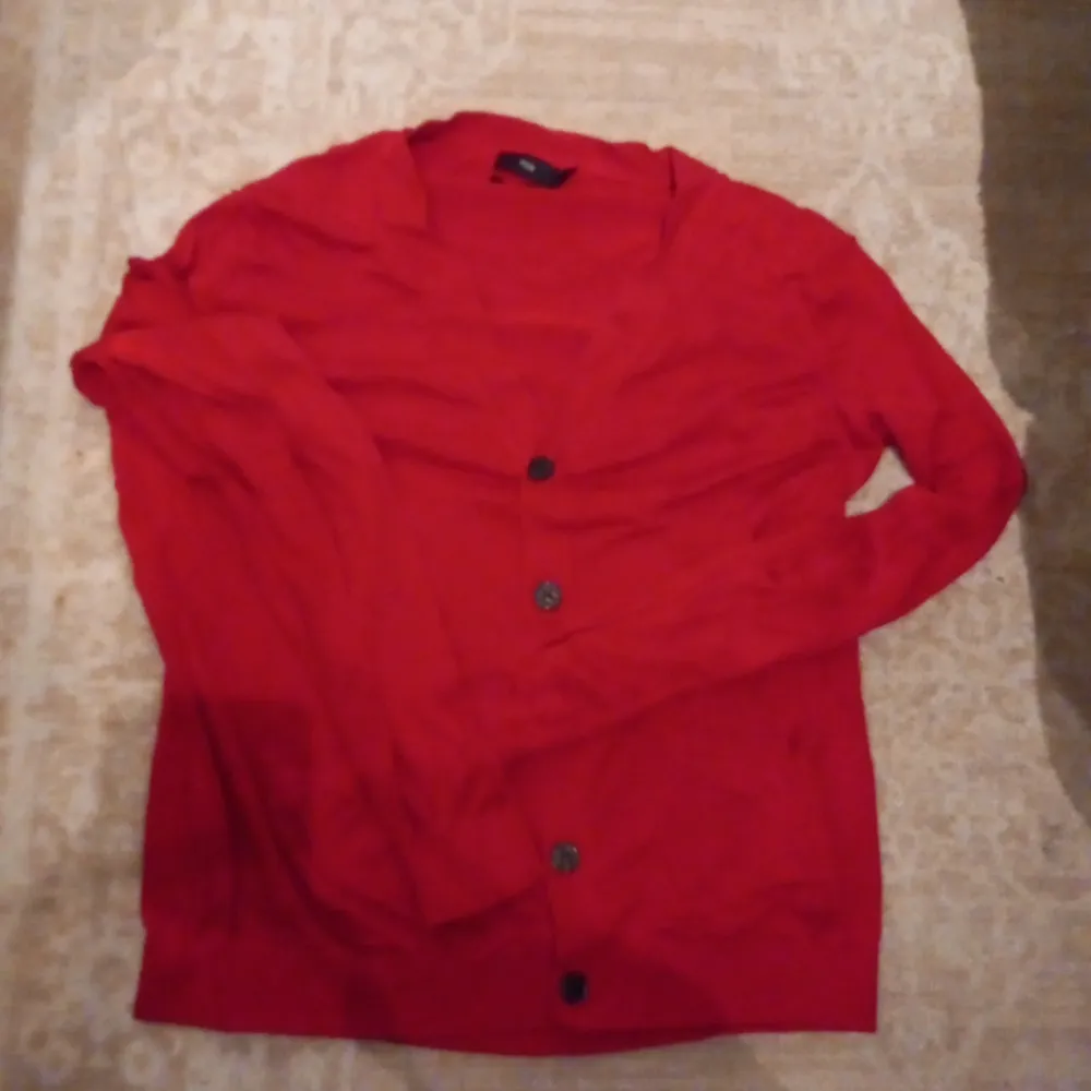 Röd cardigan, jätte fin o perfekt nu till julen❤ Den ör gjord av silk och cotton❤. Tröjor & Koftor.