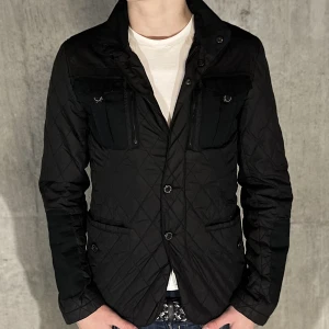 Zara jacka - Field jacka från zara i färgen svart. Storlek S, Modellen på bilden är 178cm. fint skick inga skavanker, Köp för endast 149kr.