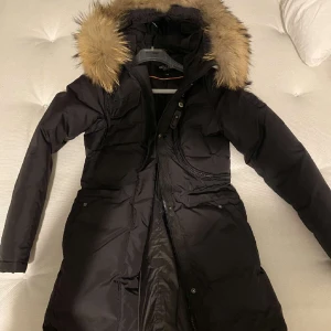 Hollies livingp kacka - Storlek 34 knä lång-ish Helt ny ungefär 10/10 skick Köpt för 4000kr Priset kan diskuteras vid snabb affär