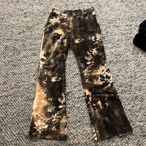Byxor - Fina byxor i unik stil, älskar dom men tyvärr blivit för små💓