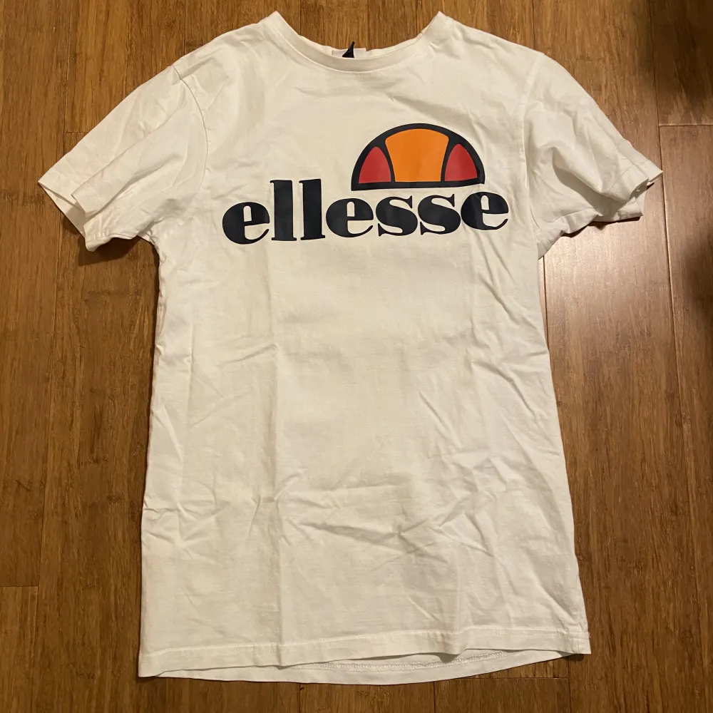 Tshirt från Elesse i oversize fit. . T-shirts.