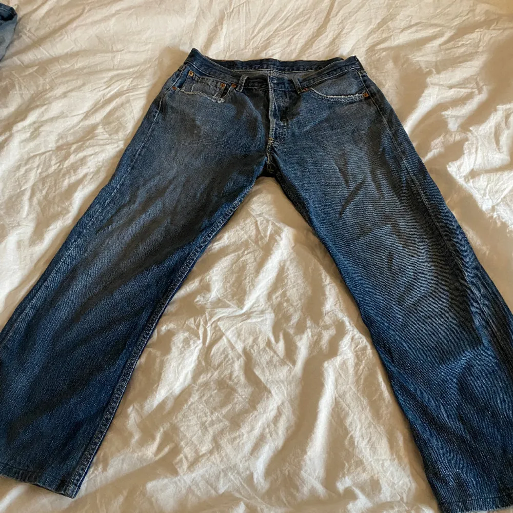 ett par sjukt snygga lågmidjade levis jeans, säljer då de inte kommer till användning. midjemått tvärsöver: 41 innerbenslängden:68. Jeans & Byxor.