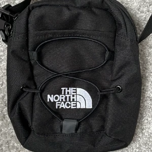Crossbodyväska av The North Face  - Helt oanvänd Crossbodyväska av märket the North Face. Jester Cross body bag modell med originalpris på 400kr. 