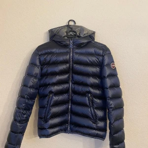 Colmar dunjacka  - En superfin mörkblå colmar dunjacka, i nyskick. Använd ett fåtal gånger. 