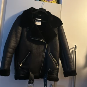 Zara Pilotjacka - Jacka från Zara, köpt för nåt år sen för 1000kr, pris kan diskuteras oxh skriv ifall ni vill ha fler bilder! Knappt använd, ganska stor och varm, även M kan bära denna!