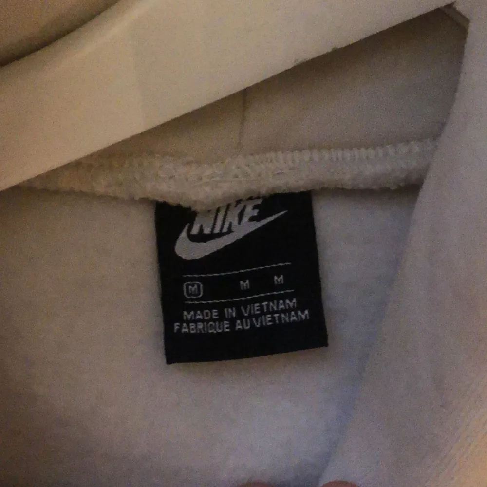 Nike vintage hoodie i storlek m  Säljer för att den inte används färgen är ej vit den är beige  längre . Hoodies.