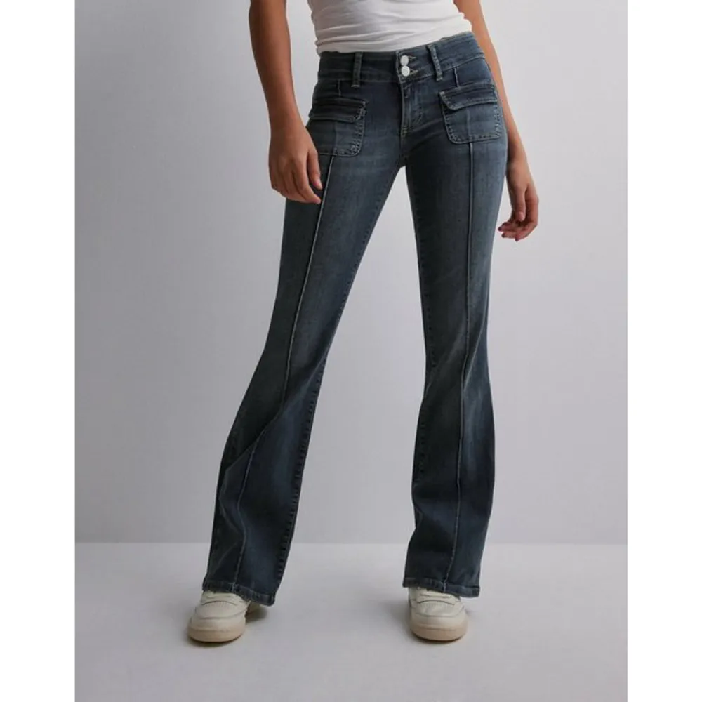 Säljer dessa skitsnygga jeans från Nelly då dem inte kommer till användning länge ❣️. Jeans & Byxor.