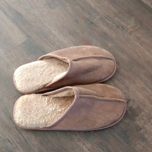 Mjuka sköna tofflor  - Jag säljer tofflor från Rusta. Jag har storlek 39-40 men dom var för små så om du har den storleken så kommer dom förmodligen vara för små. Jag har inte använt dom. 