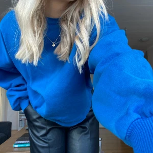 Blå tröja - Använd få gånger. Bra skick. Har vanligtvis S men XS passade bra på mig.