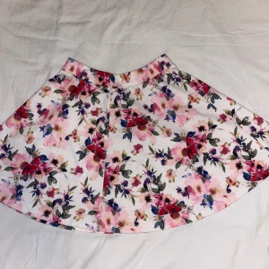 Blommig kjol - Säljer en blommig kjol. Från New yorker i storlek S. Knappt använd. OBS: köparen står för frakten. (Annonsen finns ute på fler sidor.)