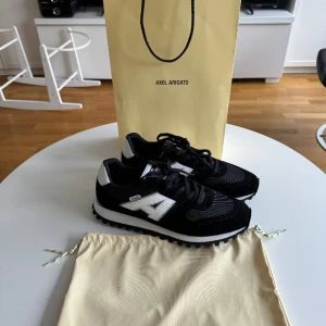Axel Arigato  - Säljer mina helt nya Axel Arigato Aeon runners storlek 45  (Nypris 2500 kr)  Pris kan diskuteras vid snabb affär! 