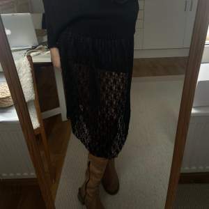Sååå fin kjol i spets från Anna Field. Storlek 40, men resår i midjan så funkar jättebra för 36-38 också!!! Har en svart underkjol inbyggt🩷💕 