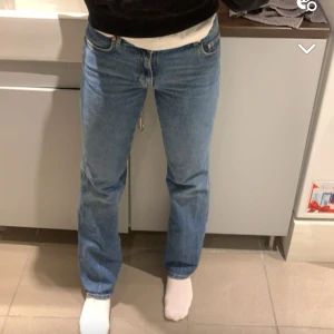 Zara jeans  - Midwaist från zara. Långa i benen passar mig som är 175. Har tyvärr inte så bra bilder då de inte passar längre💞💞
