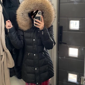 Vinterjacka - Äkta rockandblue jacka! Använd knappt en vinter och är i ett superfint skick. Säljer pågrund av att jag inte använder den. 