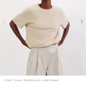 Soft goat tshirt - Säljer denna stickade kashmir tröjan från soft goat. Köptes för två månader sedan för 2100kr. Om du är intresserad skriv privat om frågor. Kan komma överens om ett pris. Knappt använd, inte nopprig och sjukt snygg till vintern❤️❤️