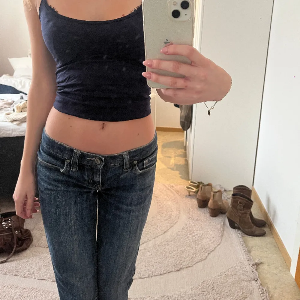 Lågmidjade jeans med slits från mng jeans💗midjemått: 78cm Innerbenslängd: 82cm. Skriv för fler bilder eller frågor!. Jeans & Byxor.
